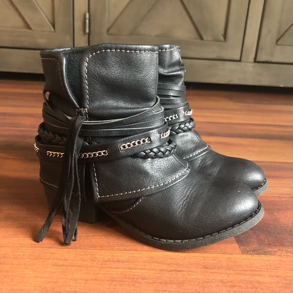 Jellypop Other - Super cute black ankle boots